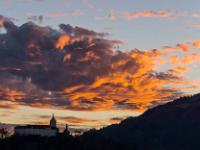 Beleuchtete Wolkenwand mit Schloß und Zellerhornflanke
